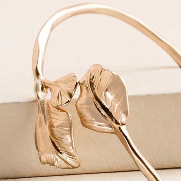 NEW! Chico's Gold Leaf Bangle Bracelet - 2.16" x 2.36" in diameter - Picture 3 of 6